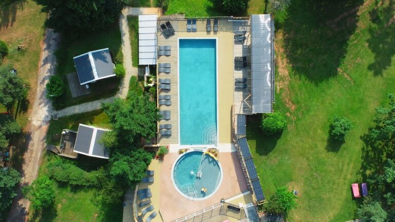 espace piscines du Coq Rouge, camping naturiste en Corrèze