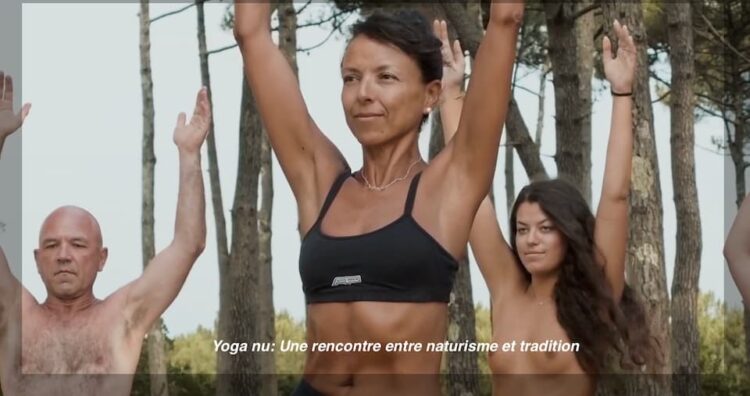 Yoga nu : Une rencontre entre naturisme et tradition