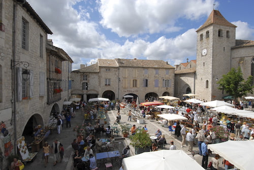 le marché de Lauzerte près des Manoques