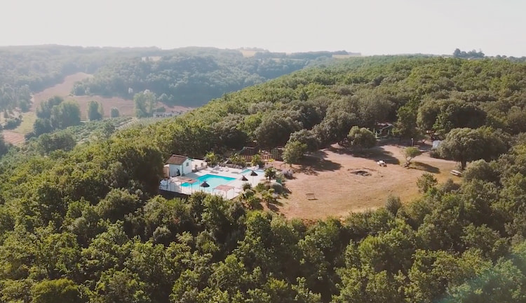 Pourquoi choisir un petit camping naturiste?