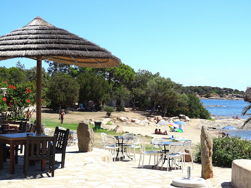 Un couple sur la plage profite d'une Corse hors des sentiers battus