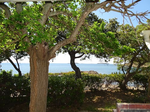 Un sentier vous conduit à la Plage directement depuis le village de la Chiappa. Avec vue sur les Iles Célèbes