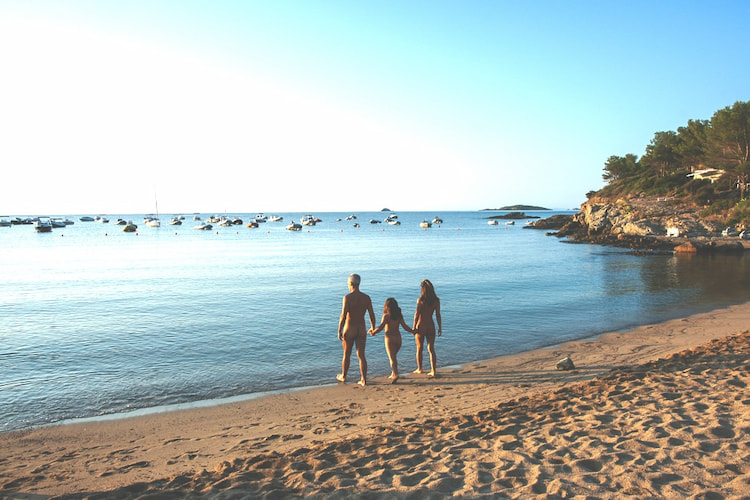 Corse confidentielle: le naturisme à La Chiappa