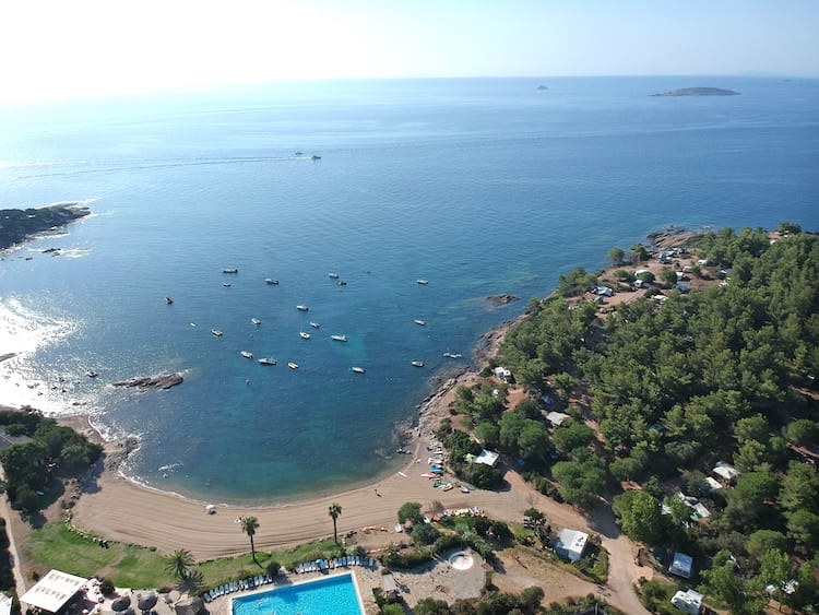 Vue en drone du village de La Chiappa en face des iles Célèbes