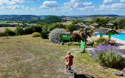 Xavier, le propriétaire des Manoques en balade naturiste sur le camping